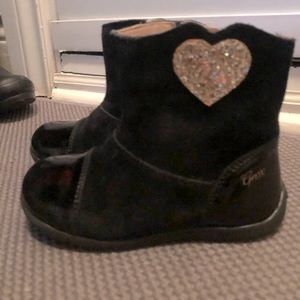 Toddler girls black patent leather boots with gold heart.